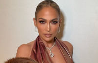 Η Jennifer Lopez έβαλε 2 “spicy” cottagecore outfits μέσα σε μία μέρα