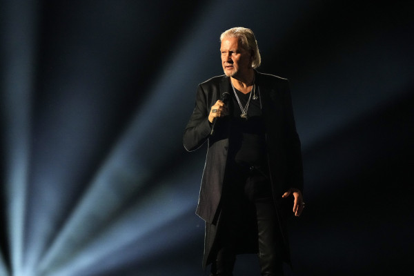 Eurovision: Το στοίχημα του Johnny Logan το 1987 που οδήγησε στο να τον ανεβάσουν 4 σηκωτό στη σκηνή μετά τη νίκη του
