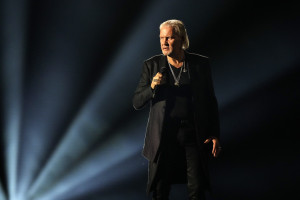Eurovision: Το στοίχημα του Johnny Logan το 1987 που οδήγησε στο να τον ανεβάσουν 4 σηκωτό στη σκηνή μετά τη νίκη του
