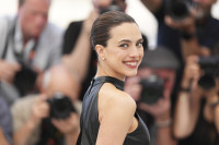 Η Margaret Qualley μόλις φόρεσε το πιο όμορφο φόρεμα Chanel στις Κάννες