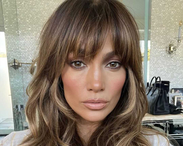 Jennifer Lopez: Οι αφέλειες και η εντυπωσιακή μεταμόρφωσή της με τη νέα καλοκαιρινή τάση στα μαλλιά