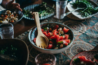 Αυτή η σαλάτα με ψητό καρπούζι θα γίνει η guilty pleasure σου το καλοκαίρι!