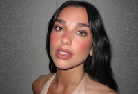 Δοκίμασε το "Sunset Blush" της Dua Lipa για να απογειώσεις το ανοιξιάτικο μακιγιάζ σου