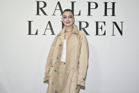 Η ανάλαφρη αλογοουρά της Anne Hathaway είναι το χτένισμα που θα «λιώσουμε» φέτος την άνοιξη