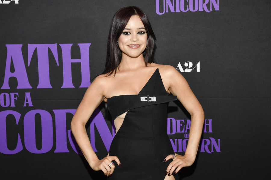 Το &quot;Unicorn Blood&quot; χρώμα μαλλιών της Jenna Ortega είναι απόλυτα vampy