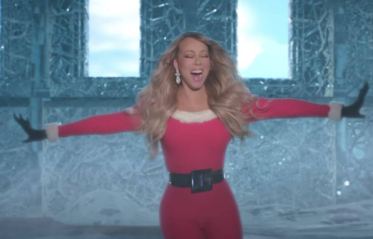 Mariah Carrey: Η βασίλισσα των Χριστουγέννων αυτοτρολάρεται, βγαίνει από τον πάγο και αναλαμβάνει δράση