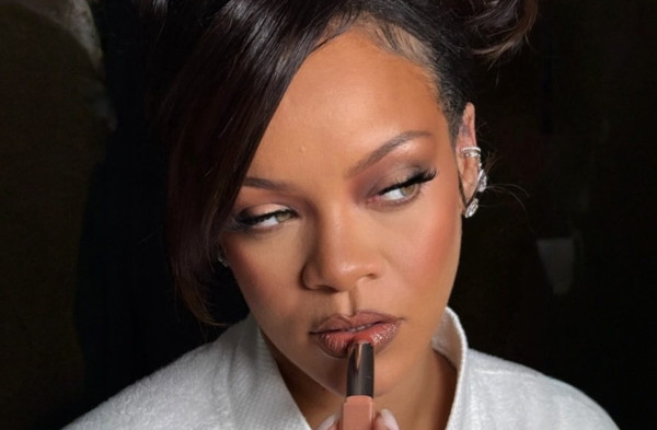 Το προϊόν των 23€ που χρησιμοποίησε η Rihanna για τα glossy nude χείλη της στις Κάννες