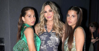 Ελένη Πετρουλάκη: Στα μπουζούκια με τις κόρες της - Το εντυπωσιακό jumpsuit που φόρεσε