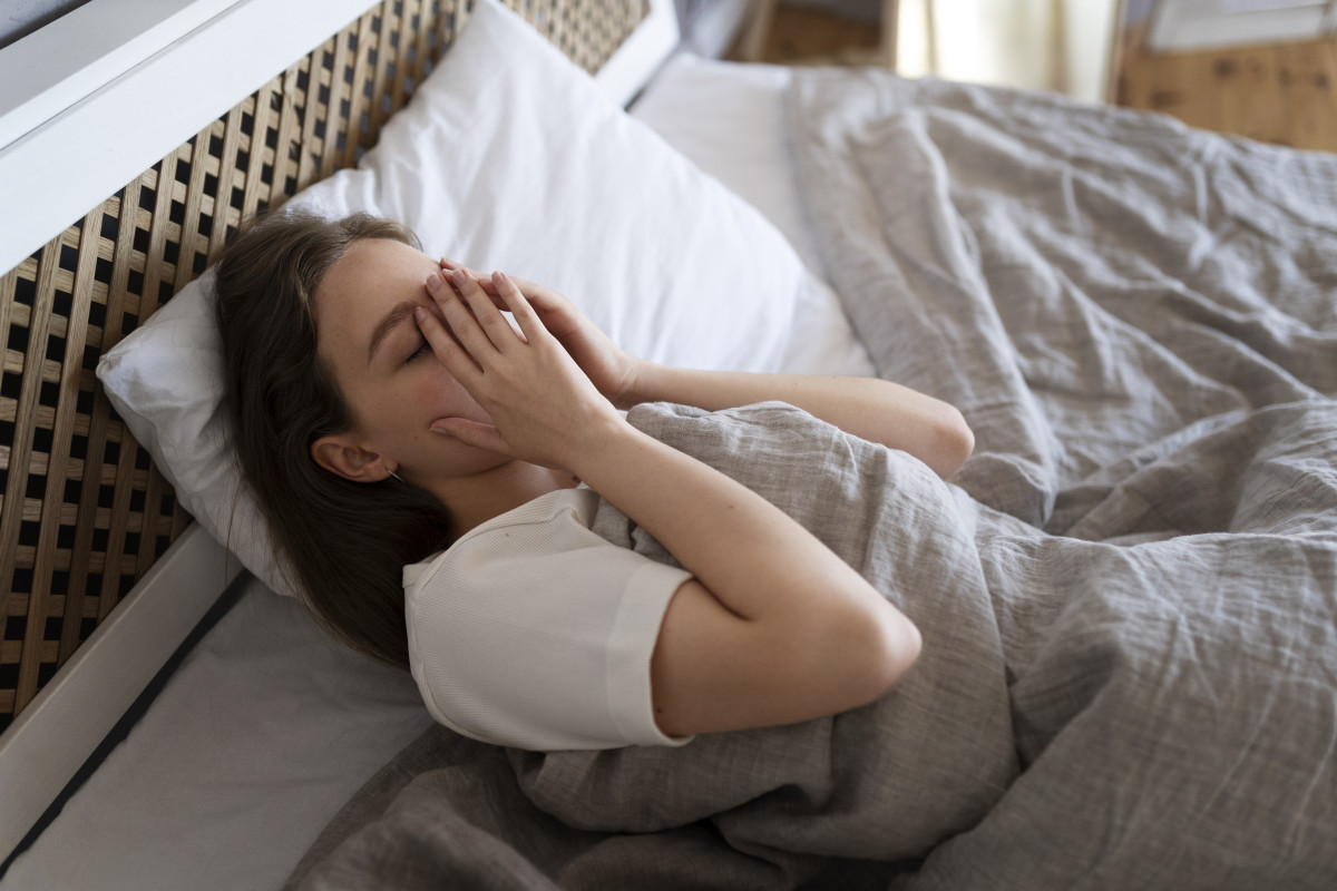 15 tips για να κοιμάσαι καλύτερα όταν έχει ζέστη