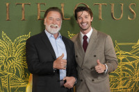 Το γυμνό του Patrick Schwarzenegger στο White Lotus ξάφνιασε τον μπαμπά Arnold