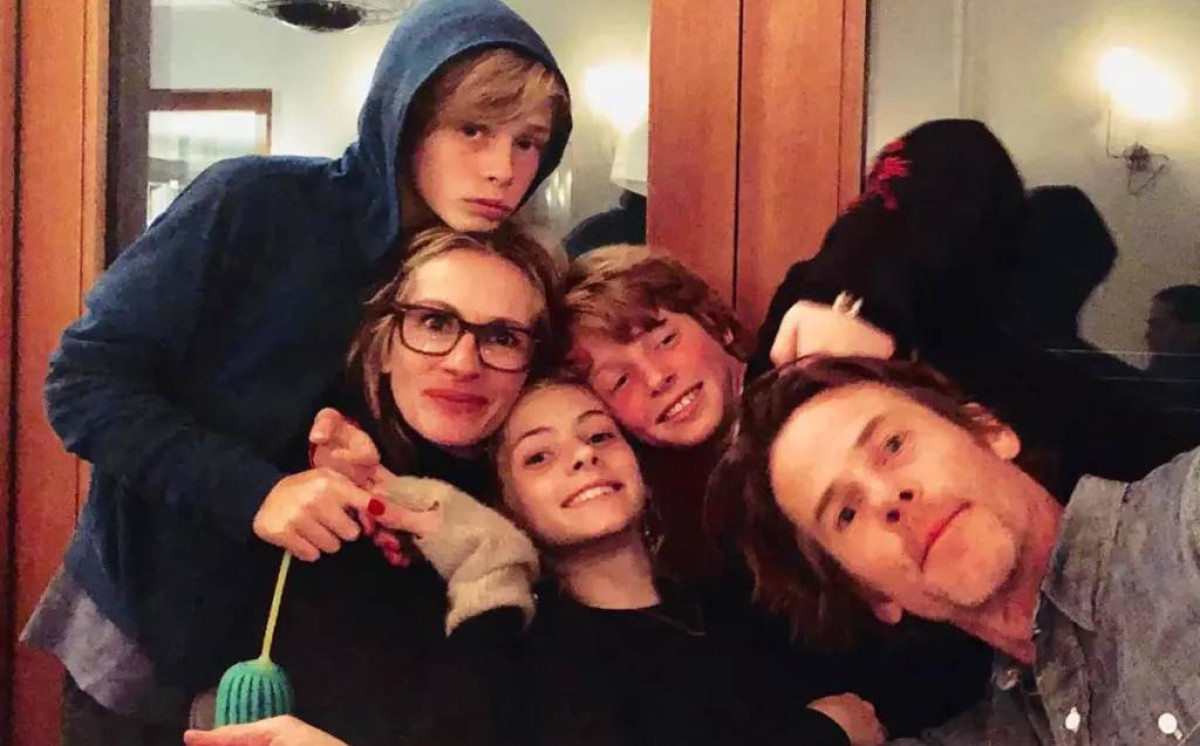 Η Julia, ο Danny και τα τρία παιδιά του στη μόνη οικογενειακή selfie που έχουν μοιραστεί ποτέ