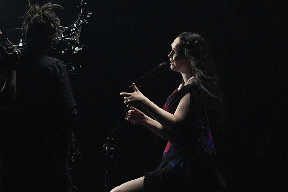 Eurovision 2025 Ελβετία: Η πανύψηλη Zoe διαγωνίζεται στην πόλη της. Σίγουρα νιώθει σαν στο σπίτι της
