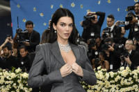 Η Kendall Jenner ποζάρει topless με μεταλλικό μπλε μπικίνι σε νέα καμπάνια