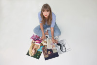 Το ασημένιο μανικιούρ της Taylor Swift είναι η λαμπερή τελειότητα του καλοκαιριού