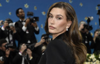 Το φόρεμα της Hailey Bieber στο After-Party του Met Gala σπάει όλους τους "σωστούς" κανόνες