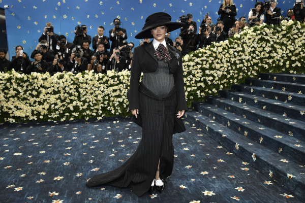 Πολύ έγκυος στο τρίτο της παιδί η Rihanna το αποκάλυψε στο Met Gala