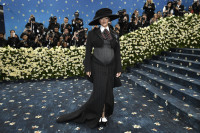 Πολύ έγκυος στο τρίτο της παιδί η Rihanna το αποκάλυψε στο Met Gala