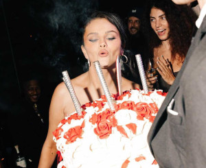 Selena Gomez: Έγινε 31ός, ντύθηκε super sexy και το γιόρτασε με ένα πάρτι γεμάτο celebrities