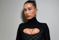 Τα lip gloss nails της Hailey Bieber είναι ο πιο διακριτικός τρόπος να φορέσεις το ροζ αυτή την άνοιξη