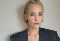 Όλα όσα πρέπει να ξέρεις για το καρέ της Leslie Bibb στο White Lotus