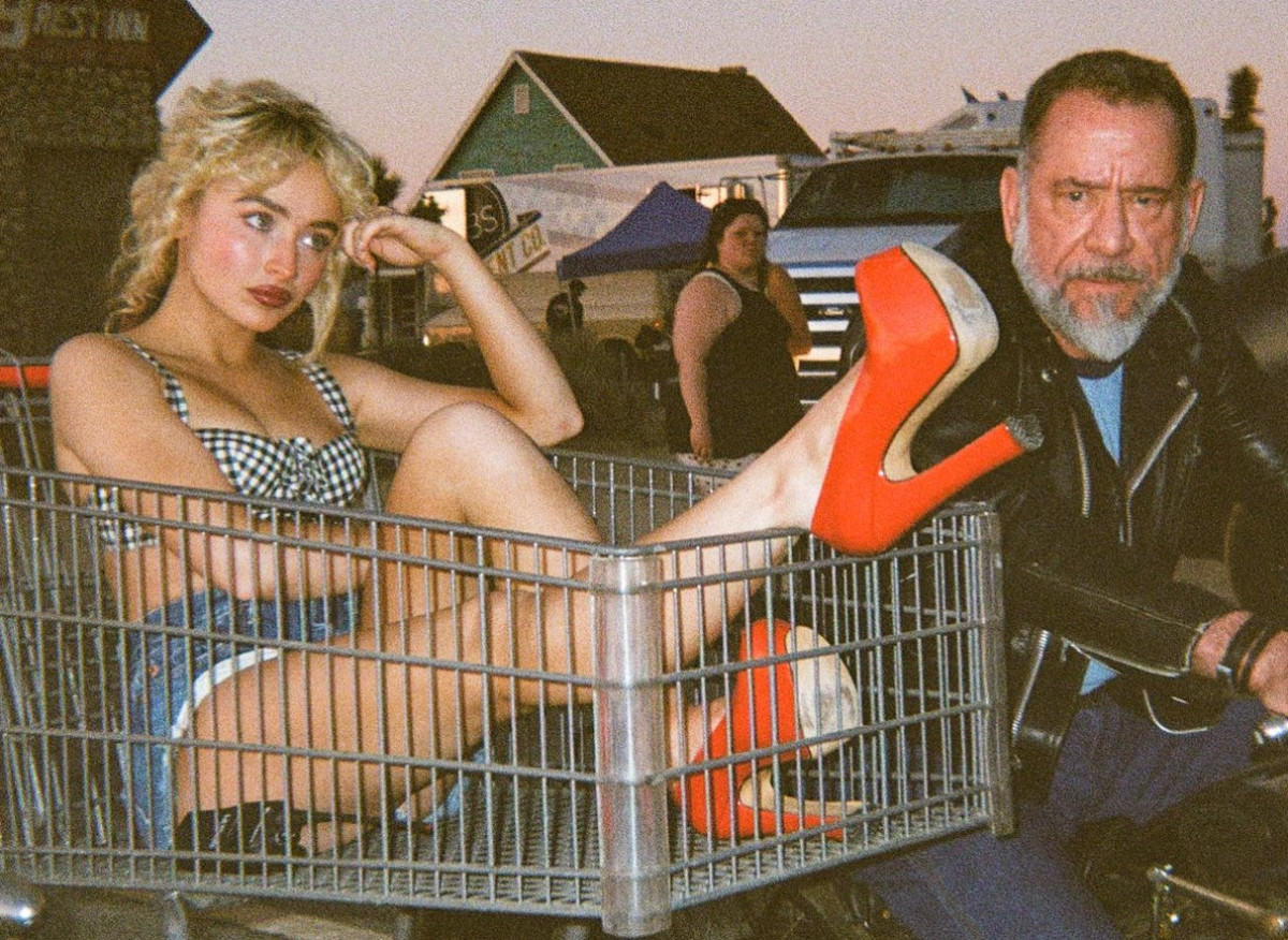 Η Sabrina Carpenter φόρεσε αυτό το επερχόμενο virαl lip balm της Prada στο βίντεοκλιπ του &quot;Manchild&quot;
