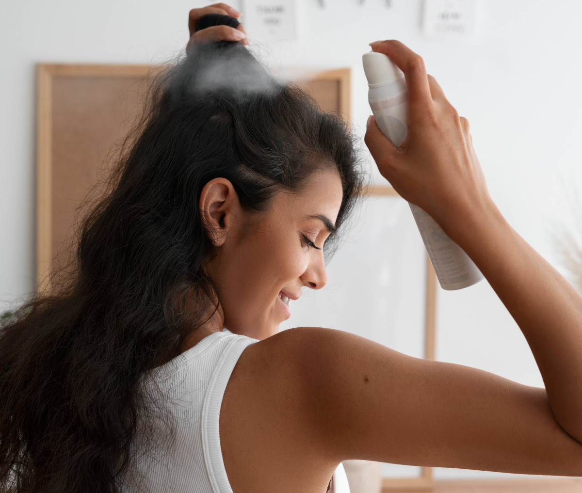 Πώς να φτιάξεις dry shampoo με υλικά από το σπίτι σου