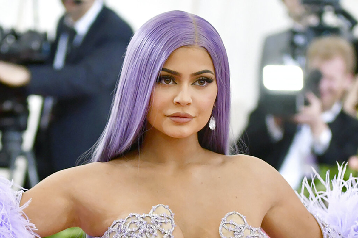 Η κόρη της Kylie Jenner, Stormi, κρίνει τα παλιά looks της μαμάς της από την εποχή του &#039;King Kylie&#039; - Δες το βίντεο