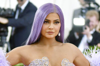 Η κόρη της Kylie Jenner, Stormi, κρίνει τα παλιά looks της μαμάς της από την εποχή του 'King Kylie' - Δες το βίντεο
