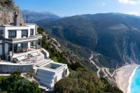 H βίλα με την ωραιότερη θέα δεν είναι στη Σαντορίνη! Το μυθικό σπίτι που κόβει την ανάσα