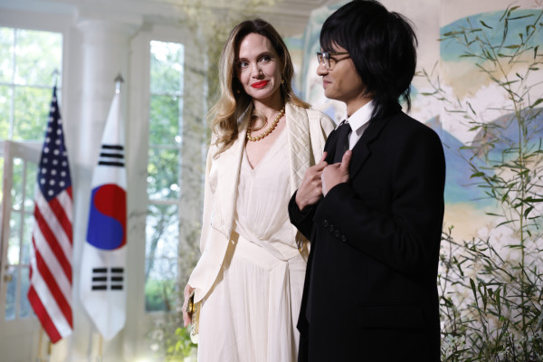 Angelina Jolie: Σπάνια επίσημη εμφάνιση με τον γιο της, Maddox - Τι επέλεξε να φορέσει