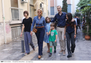 Κώστας Μπακογιάννης: Στην κάλπη με τη Σία Κοσιώνη και τα τέσσερα παιδιά του