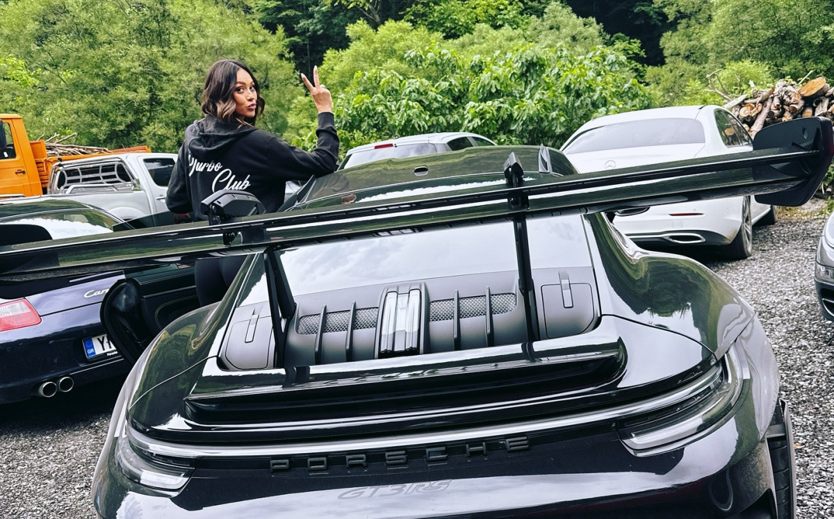 Δώρα Παντελή: Στον ένατο μήνα στο roadtrip με τις Porsche στον Όλυμπο!