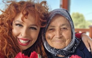 Σοφία Κουρτίδου: Έβαλε τη γιαγιά της να μιλήσει με την τεχνητή νοημοσύνη και ιδού το σπαρταριστό αποτέλεσμα!
