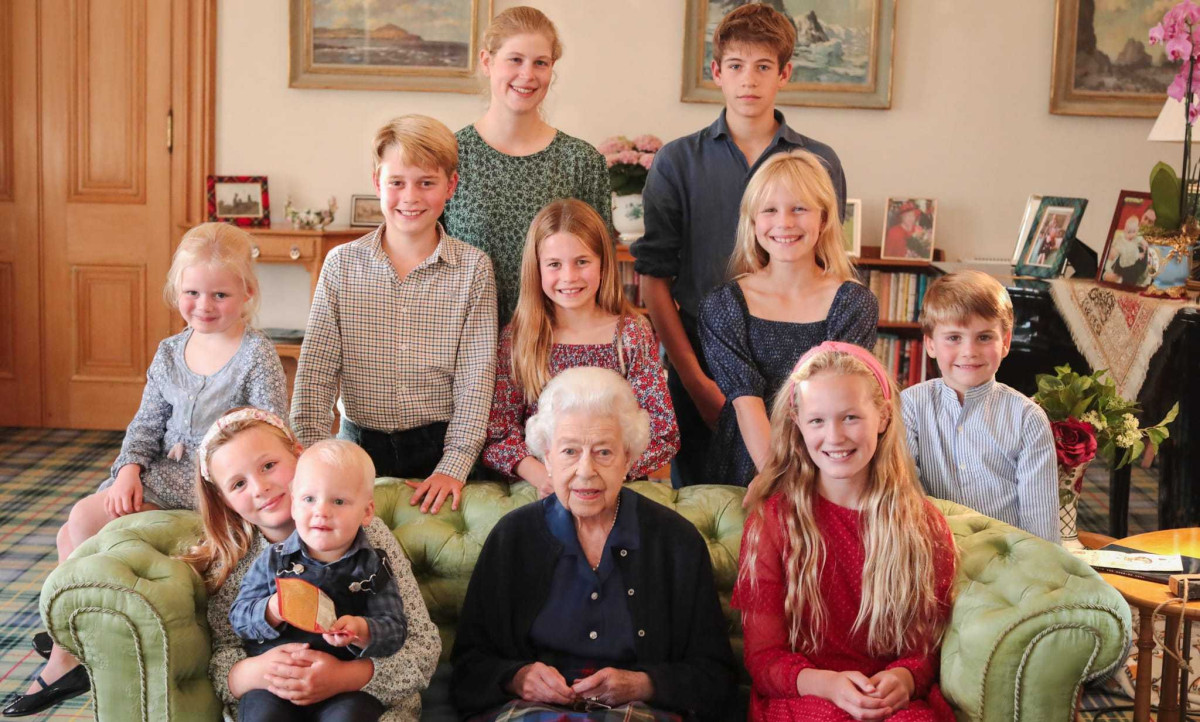Η πριγκίπισσα Kate μοιράστηκε την τελευταία φωτογραφία της βασίλισσας Ελισάβετ με τα δισέγγονά της