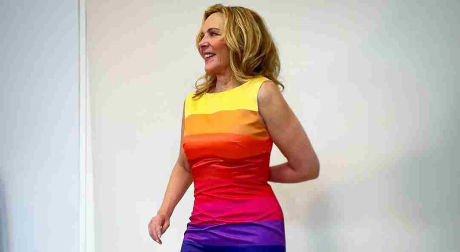 Kim Cattrall: Λίγο πριν από την επιστροφή της στο And Just Like That, ποζάρει με φόρεμα Pride του Βασίλη Ζούλια