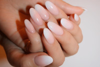 Τα “Ice Cream Nails” είναι η καλοκαιρινή εκδοχή του “Lip Gloss Mani” για το 2025