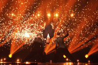 Eurovision 2025 Σλοβενία: Εντυπωσιακός o Klemen με τη σύζυγό του στη σκηνή!