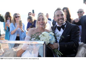 Ο Πάνος Μουζουράκης και η Μαριλού Κόζαρη παντρεύτηκαν - Το νυφικό και η πρώτη επίσημη εμφάνιση νέου ζεύγους