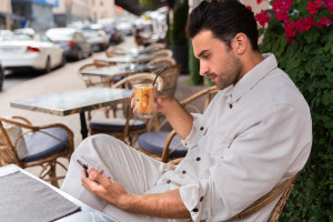 «Soft Ghosting»: Όταν εξαφανίζεται αλλά συνεχίζει να βλέπει τα stories σου