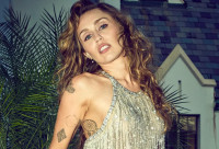 Οι στίχοι του “Give Me Love” της Miley Cyrus αφηγούνται μια δυστοπική ιστορία αγάπης