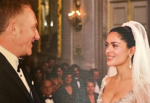 H Salma Hayek θυμάται τον γάμο της, μιλά με λατρεία για τον σύζυγό της και δίνει μια σοφή συμβουλή