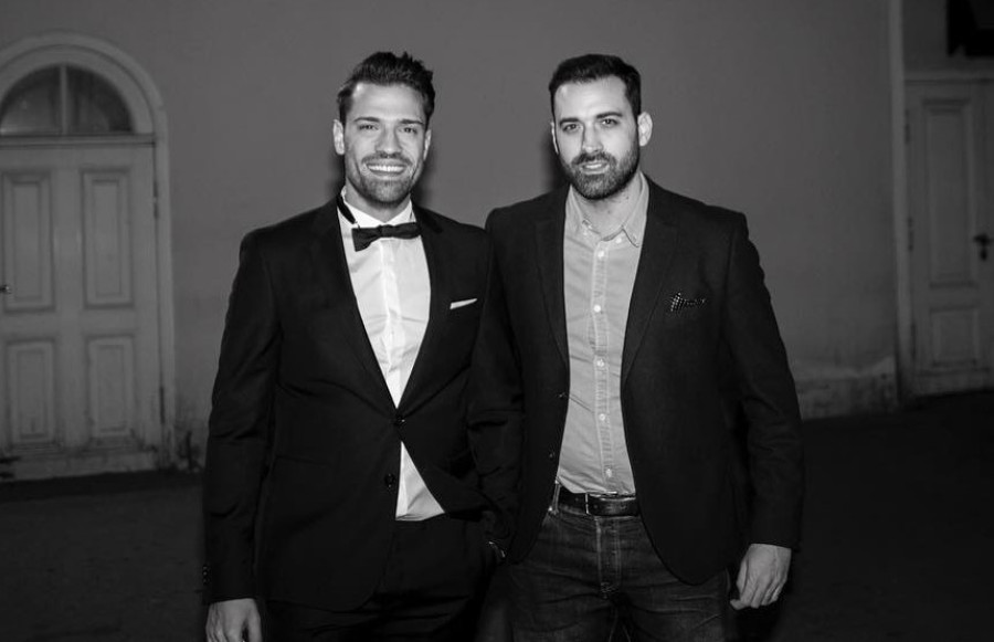 Κωνσταντίνος Αργυρός: Τρίδυμα γενέθλια, τρεις τούρτες. Δυο στο καμαρίνι, μια στη σκηνή!