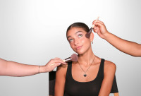 Αυτά είναι τα 5 νοσταλγικά, Y2K beauty προϊόντα που «κλέβει» η Gen Z από τους Millennials