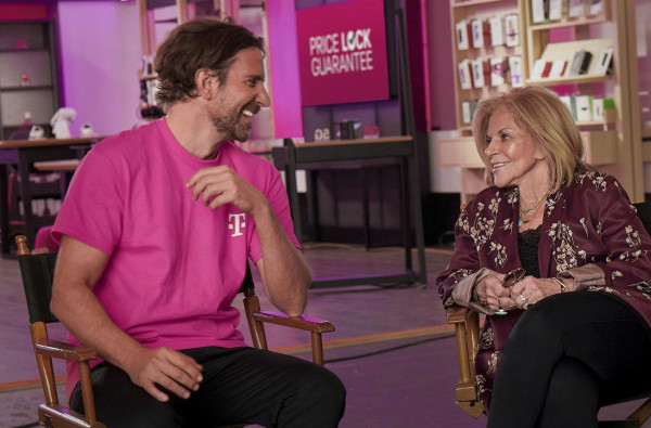 Ο Bradley Cooper πρωταγωνιστεί σε διαφήμιση με τη... μαμά του! (βίντεο)