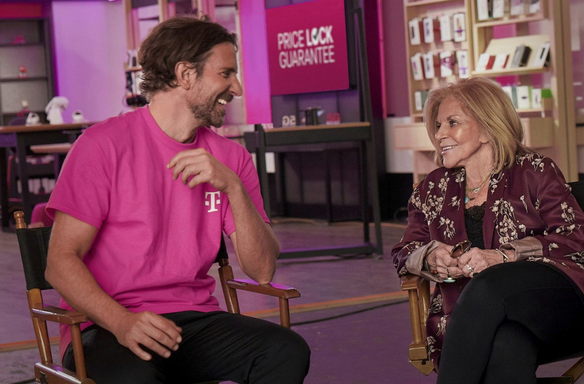 Ο Bradley Cooper πρωταγωνιστεί σε διαφήμιση με τη... μαμά του! (βίντεο)