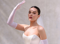 Η Hailee Steinfeld επέλεξε "παραμυθένια νύχια" για την Ημέρα του Γάμου της και χαρίζει την απόλυτη έμπνευση για νυφικό μανικιούρ