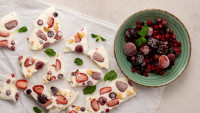 Yogurt Bark: Το πιο εύκολο frozen viral γλυκό!