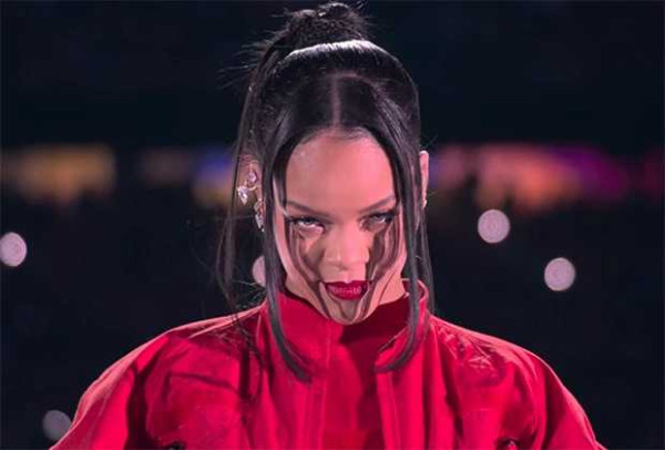 Rihanna: Η απίθανη εμφάνιση στο Super Bowl αποκάλυψε τη δεύτερη εγκυμοσύνη
