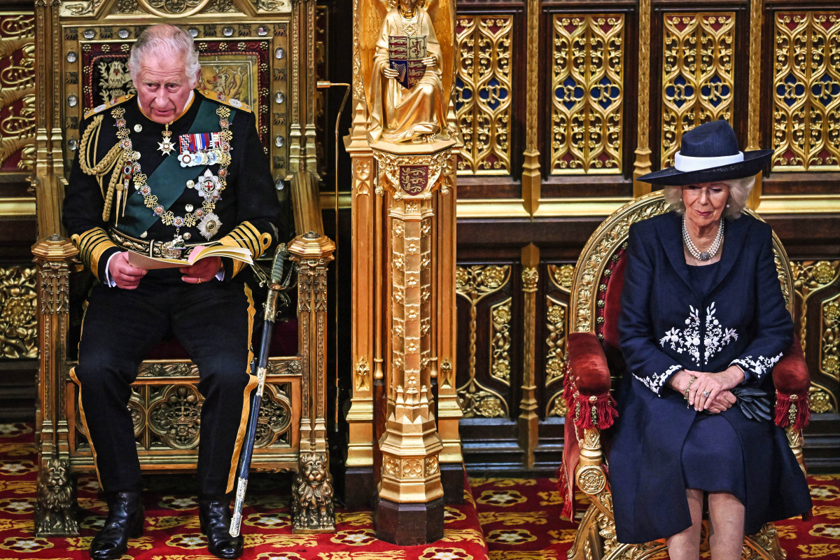 Τον Μάιο του 2022 ο πρίγκιπας (τότε) Κάρολος και η σύζυγός του, Camilla, στην τελετή έναρξης των εργασιών του Κοινοβουλίου, στη θέση της Ελισάβετ που δεν παρέστη