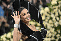 Το Cherry Red Mani της Demi Moore φωνάζει «καλοκαίρι»